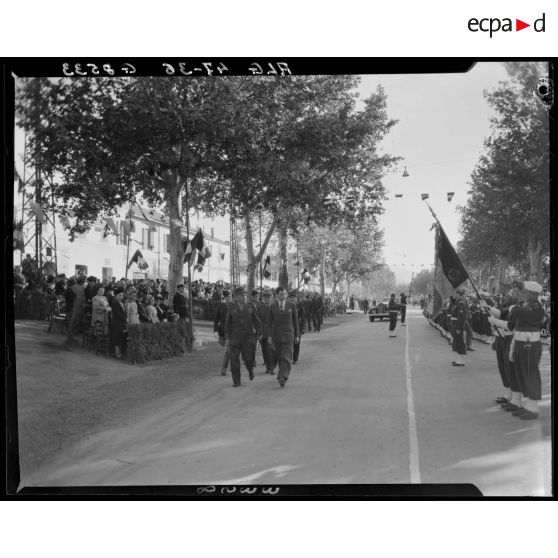 Prise d'armes à Blida en présence du secrétaire particulier du ministre de la Guerre et du général Duché, sous le regard de la population civile.