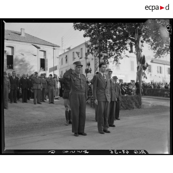 Prise d'armes à Blida en présence du secrétaire particulier du ministre de la Guerre et du général Duché.