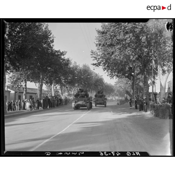Défilé de chars dans les rues de Blida.
