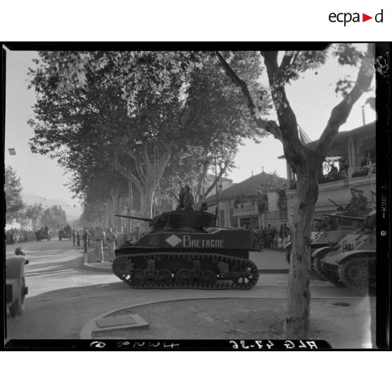 Défilé de chars dans les rues de Blida.