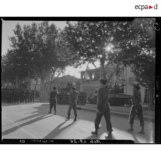 Défilé d'une unité militaire et de chars, dans les rues de Blida.