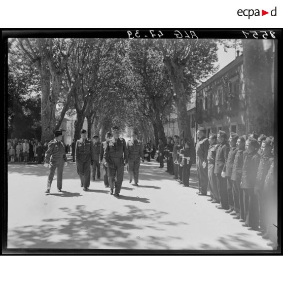 Le général Duché passe en revue les élèves de l'Ecole préparatoire nord-africaine (EMPNA) de Miliana, accompagné d'autorités militaires.