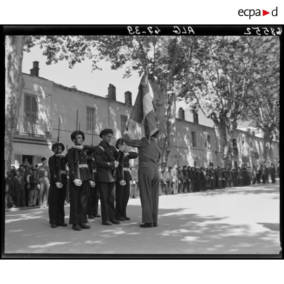 Cérémonie de remise de drapeau à l'Ecole militaire prépararoire nord-africaine (EMPNA) de Miliana, en présence du général Duché.