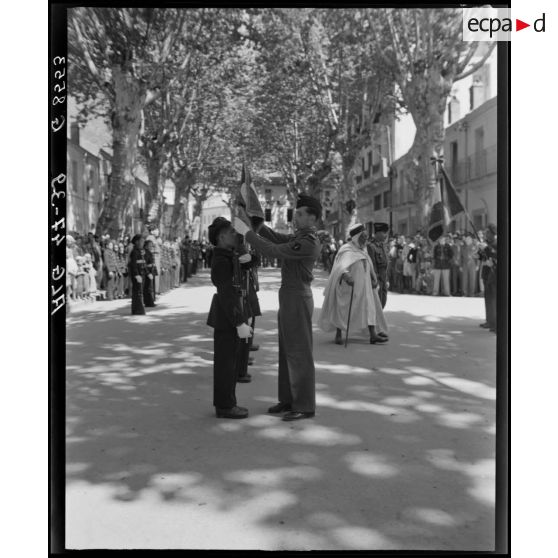 Cérémonie de remise de drapeau à l'Ecole militaire prépararoire nord-africaine (EMPNA) de Miliana.