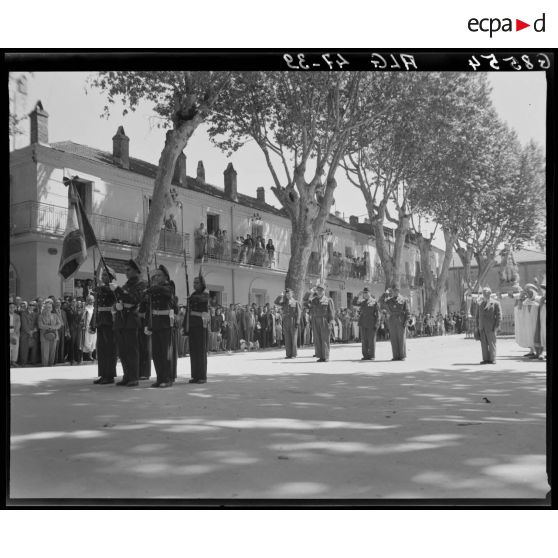 Cérémonie de remise de drapeau à l'Ecole militaire prépararoire nord-africaine (EMPNA) de Miliana, en présence du général Duché, devant le monument aux morts.