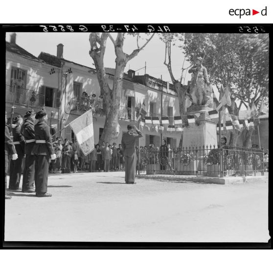 Cérémonie de remise de drapeau à l'Ecole militaire prépararoire nord-africaine (EMPNA) de Miliana, devant le monument aux morts.