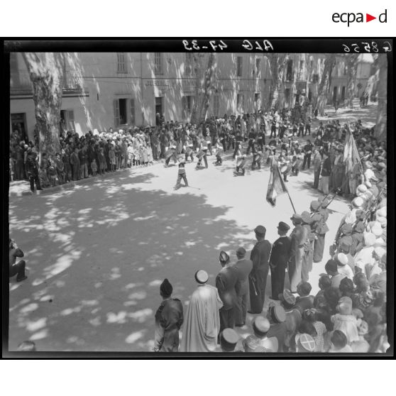 La musique militaire de l'Ecole militaire préparatoire nord-africaine (EMPNA) de Miliana défile, sous le regard d'autorités civiles, militaires et de la population civile.