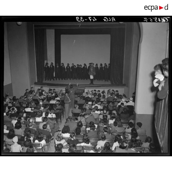 Plan en plongée d'un concert d'une chorale de l'Ecole militaire préparatoire nord-africaine (EMPNA) de Miliana.