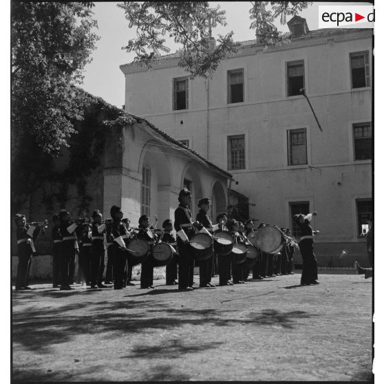 Plan d'ensemble de la musique militaire de l'Ecole militaire préparatoire nord-africaine (EMPNA) de Miliana.