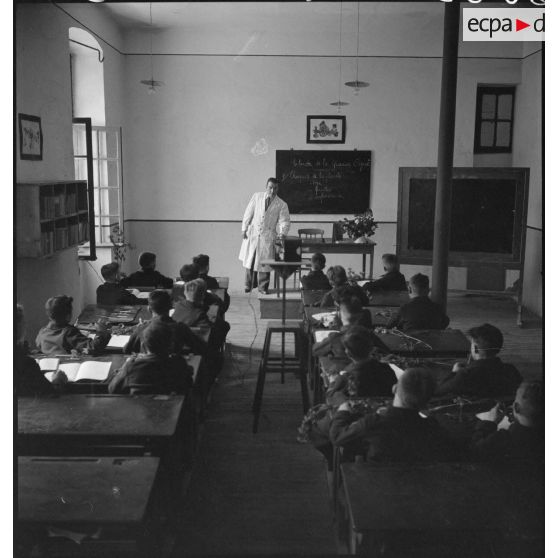 Plan d'ensemble d'une séance de cours à l'Ecole militaire préparatoire nord-africaine (EMPNA) de Miliana.