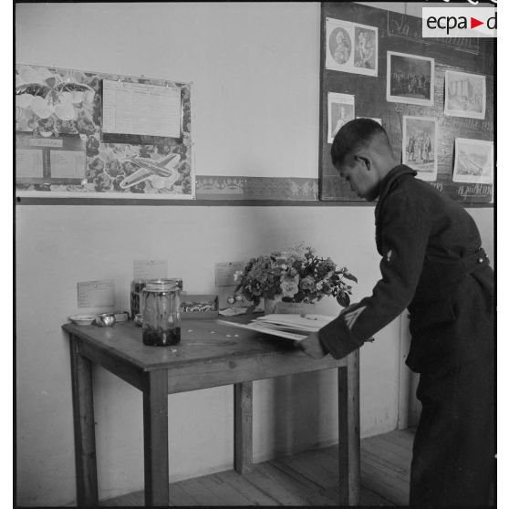 Un élève maintient son attention sur une tâche dans une salle de classe de l'Ecole militaire préparatoire nord-africaine (EMPNA) de Miliana.