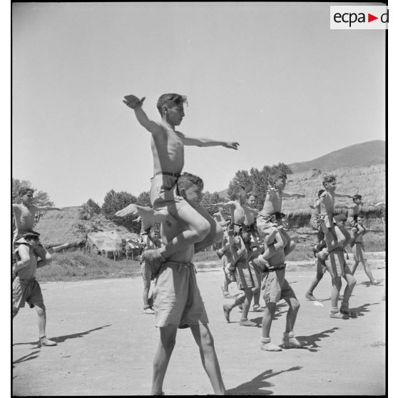Des élèves de l'Ecole militaire préparatoire nord-africaine (EMPNA) de Miliana effectuent des exercies de gymnastique, en plein air.