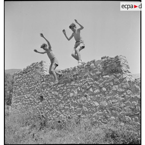 Des élèves de l'Ecole militaire préparatoire nord-africaine (EMPNA) de Miliana effectuent du saut d'obstacle vertical.