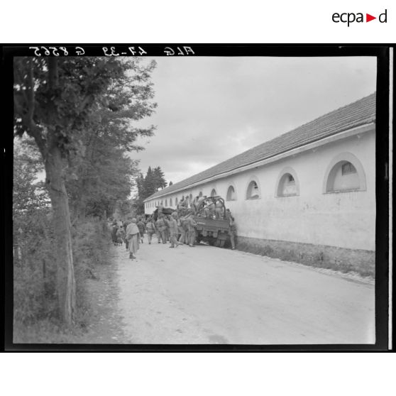 Détachement du 9e bataillon de zouaves (BZ) en Grande Kabylie : des soldats montent à bord de véhicules militaires.