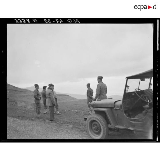 Détachement du 9e bataillon de zouaves (BZ) en Grande Kabylie : des personnalités militaires s'entretiennent face à un paysage vallonné.