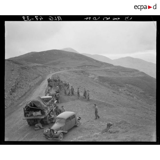 Détachement du 9e bataillon de zouaves (BZ) en Grande Kabylie : plan en plongée d'un convoi militaire dans un paysage de montagne.