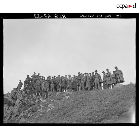 Plan en contre- plongée du 9e bataillon de zouaves (BZ) dans un paysage de montagne, en Grande Kabylie.