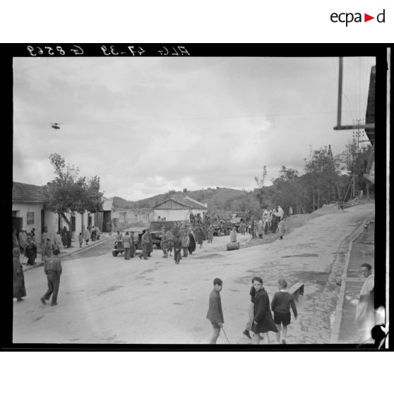 Détachement du 9e bataillon de zouaves (BZ) en Grande Kabylie : un convoi militaire traverse un village de montagne.