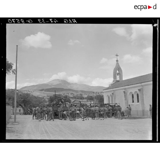 Détachement du 9e bataillon de zouaves (BZ) en Grande Kabylie : un convoi militaire fait une pause dans un village de montagne.