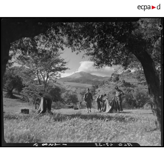 Détachement du 9e bataillon de zouaves (BZ) en Grande Kabylie : des soldats installent un campement en montagne.