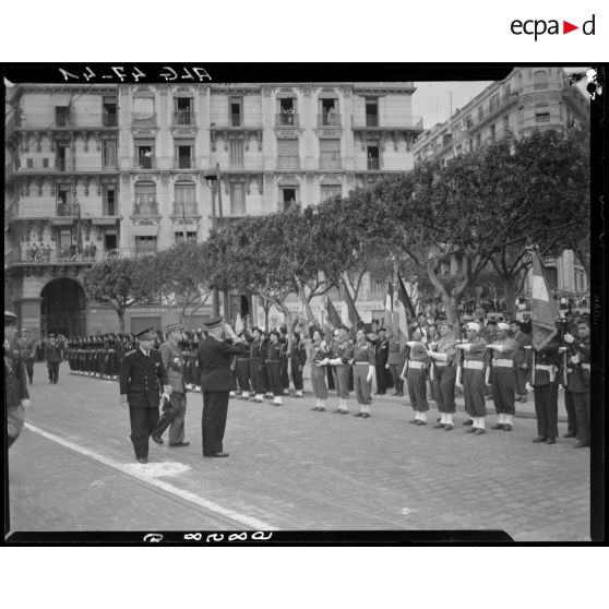 Le gouverneur général de l'Algérie Yves Chataigneau salue une unité militaire, accompagné d'autorités militaires.