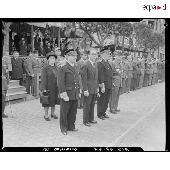 Le gouverneur de l'Algérie Yves Chataigneau, accompagné d'autorités civiles et militaires, assiste au défilé d'unités militaires.
