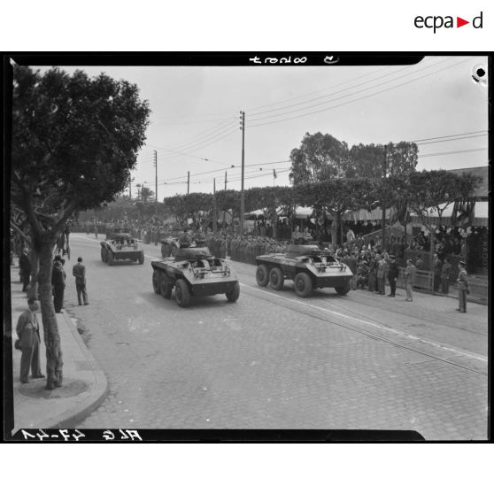 Défilé de chars, sous le regard d'autorités civiles et miilitaires.