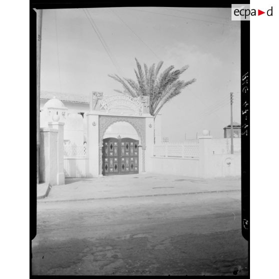 Entrée principale de la maison de l'enfance de la division d'Alger à Raïsville, à l'extérieur de l'enceinte.