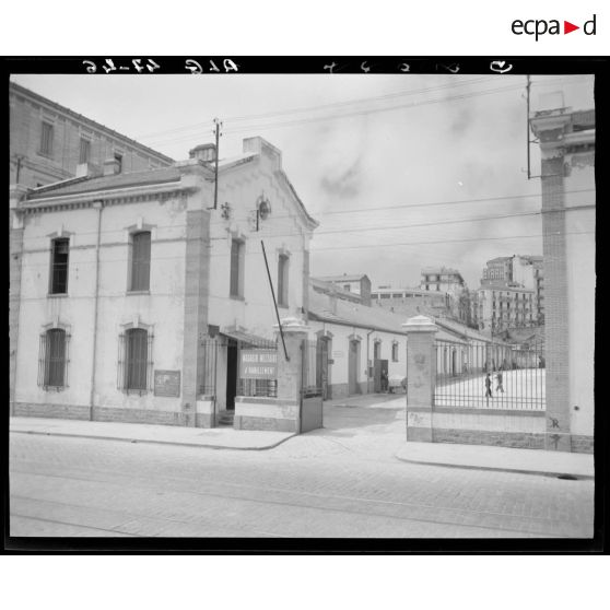 Entrée principale du magasin militaire d'habillement, depuis l'enceinte extérieure.