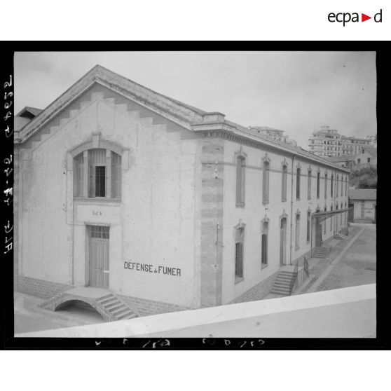 Vue d'une aile des magasins militaires d'habillement, depuis l'enceinte intérieure.