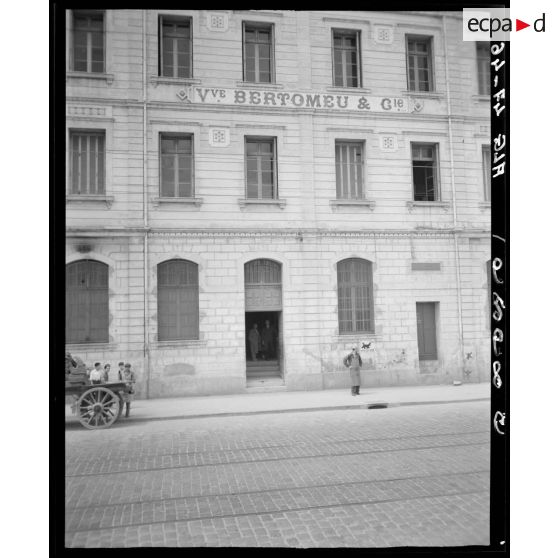 Vue d'une entrée des magasins militaires d'habillement.