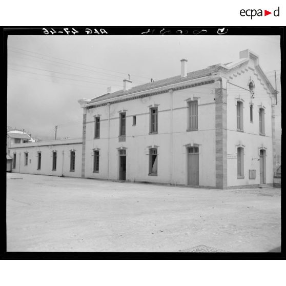 Vue d'une aile des magasins militaires d'habillement.
