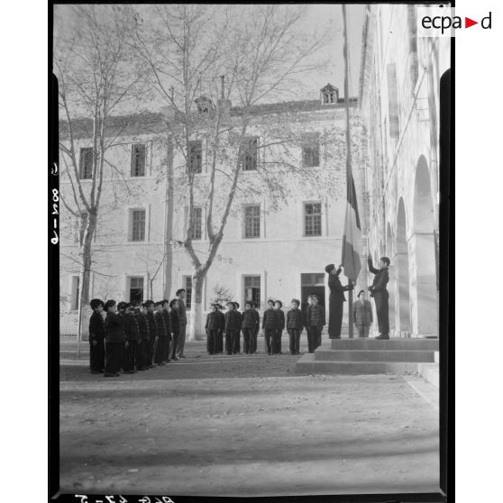 Lévée du drapeau par deux élèves de l'Ecole militaire préparatoire nord africaine de Miliana.
