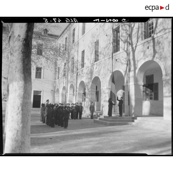Lévée du drapeau par deux élèves de l'Ecole militaire préparatoire nord africaine de Miliana.