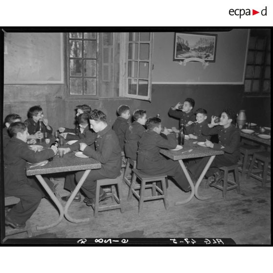 Des élèves déjeunent au réfectoire de l'école militaire préparatoire nord africaine de Miliana.