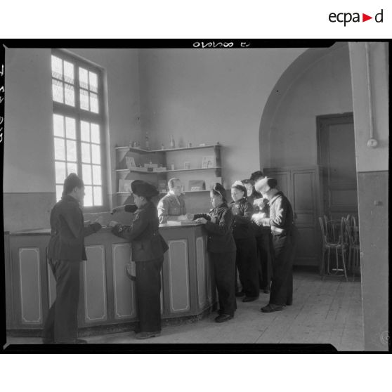 Des élèves sont réunis autour d'un comptoir.
