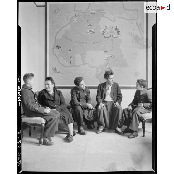 Des élèves s'entretiennent avec leurs parents, en visite à l'Ecole militaire préparatoire nord africaine de Miliana.