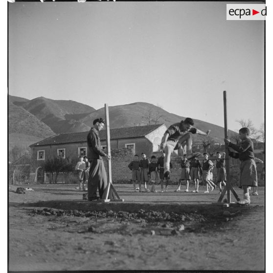 Des élèves pratiquent le saut en hauteur.
