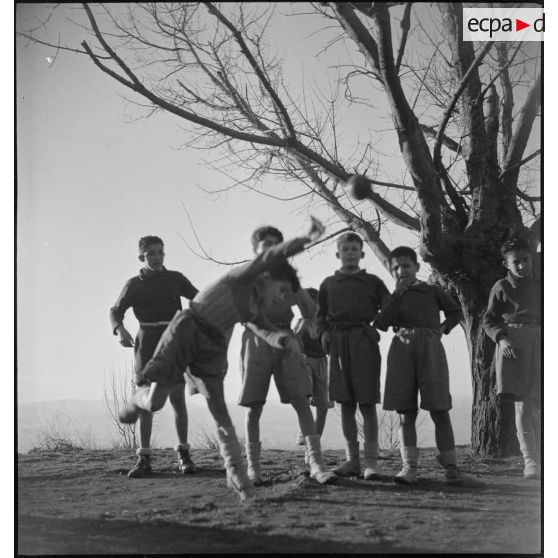 Des élèves pratiquent le lancer du poids.