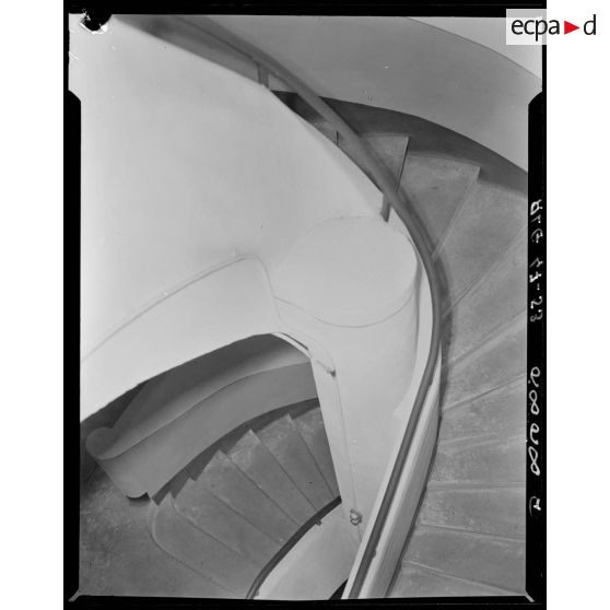 Plan en plongée de l'escalier du magasin d'habillement d'Alger.