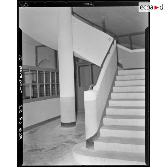 Plan en contre-plongée de l'escalier d'habillement d'Alger.