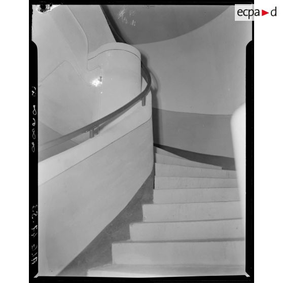 Plan en contre-plongée de l'escalier du magasin d'habillement d'Alger.