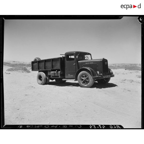 Plan de profil d'un véhicule Berliet Diesel, dans un paysage désertique.