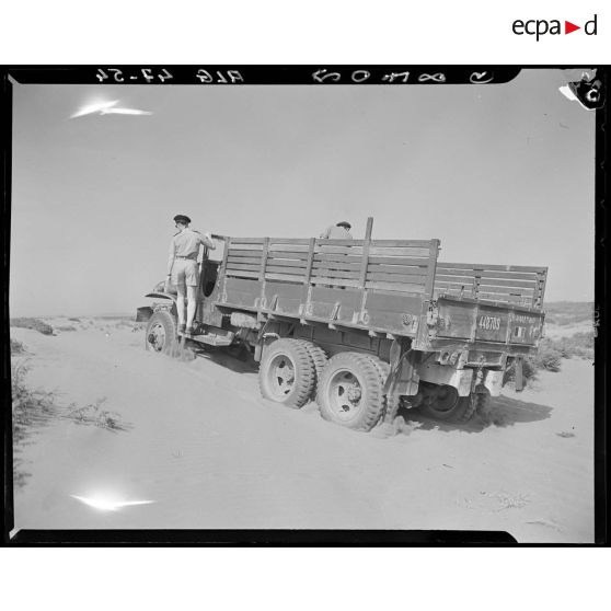 Test de franchissement de zone sableuse d'un véhicule Berliet.