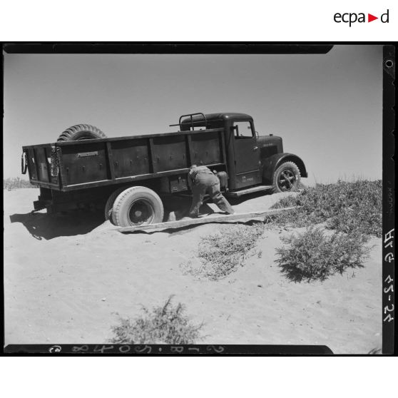 Test de franchissement de zone sableuse d'un véhicule Berliet Diesel.