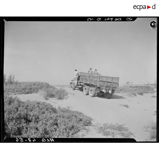 Test de franchissement de zone sableuse d'un véhicule Berliet.