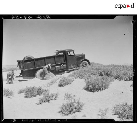 Test de franchissement de zone sableuse d'un véhicule Berliet Diesel.