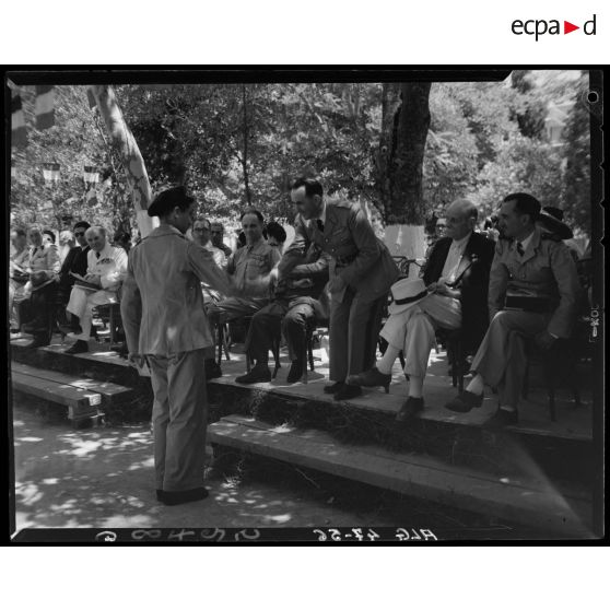 Une autorité militaire remet un prix à un élève de l'Ecole préparatoire nord-africaine (EMPNA) de Miliana, sous le regard d'autorités civiles et militaires.