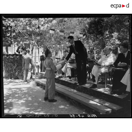 Une personnalité civile remet un prix à un élève de l'Ecole préparatoire nord-africaine (EMPNA) de Miliana, sous le regard d'autorités civiles et militaires.