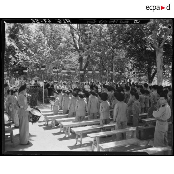 Cérémonie de remise de prix à l'Ecole préparatoire nord-africaine (EMPNA) de Miliana, en présence d'autorités civiles et militaires.